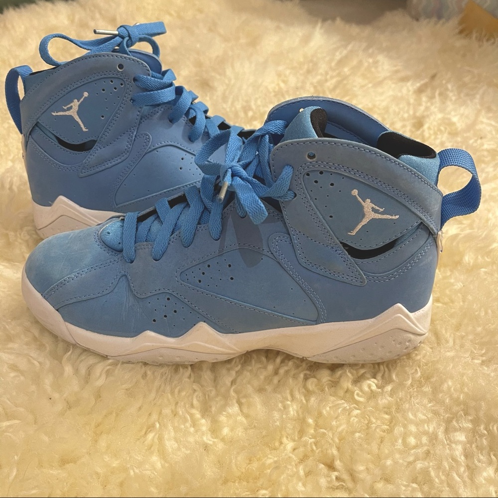 JORDAN 7 RETRO PANTONE